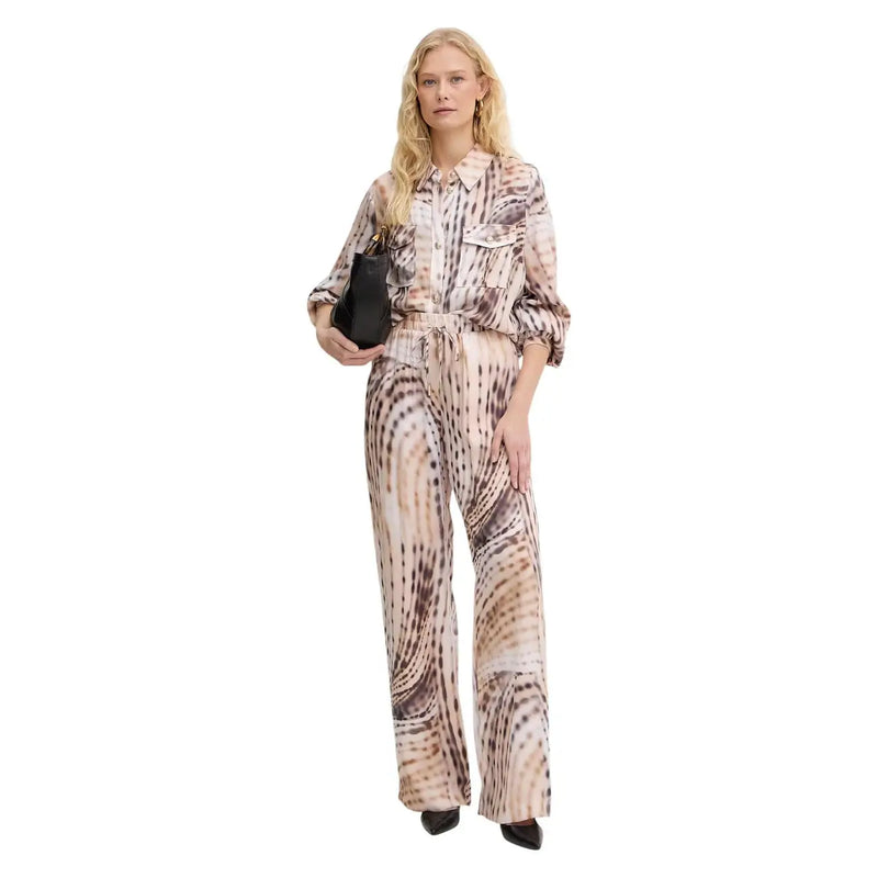 Guess Pantalon de jogging fluide Dalia pour femme, en lyocell beige, avec combinaison longue fluide à motifs beige doux et marron.