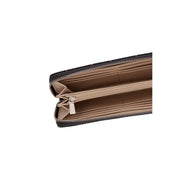 Guess Portefeuille femme Emelie avec logo, poche zippée marron, largeur 22 cm, extérieur à motifs noirs, intérieur beige et fermetures éclair argentées.