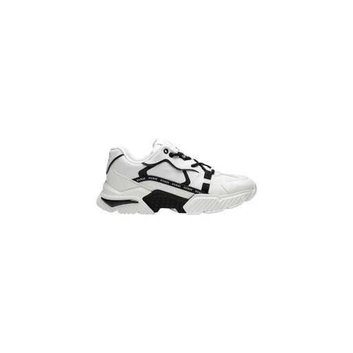Guess Baskets en cuir pour femme, noires, à motif géométrique, avec un design épais blanc et noir, des empiècements audacieux et une semelle texturée.