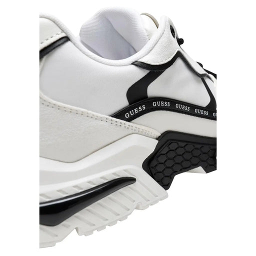 Guess Baskets en cuir pour femmes, noires à motifs géométriques, avec semelle épaisse en caoutchouc texturé blanc et noir et détails de surpiqûres.