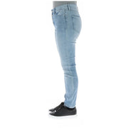 Guess Jean femme bleu clair en mélange de coton, effet usé, en denim délavé clair, coupe slim et cinq poches.