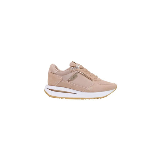 daim beige Guess Baskets compensées pour femmes avec semelle en caoutchouc blanc et beige, fabriquées en polyester.