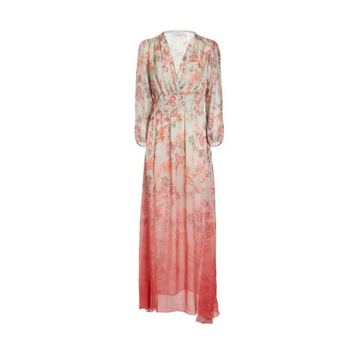 Guess Robe longue maxi fluide à manches longues et col en V, en mélange de soie rouge à motifs floraux, dans des tons rose pâle, crème et corail.