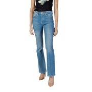 Guess Jean évasé sexy pour femme, en mélange de coton bleu moyen, coupe droite classique et délavage subtil.