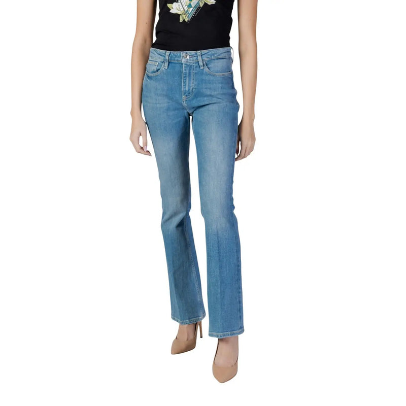 Guess Jean évasé sexy pour femme, en mélange de coton bleu moyen, coupe droite classique et délavage subtil.