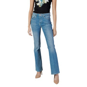 Guess Jean évasé sexy pour femme, en mélange de coton bleu clair, coupe classique cinq poches et délavage subtil.