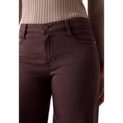 Un jean slim taille haute marron foncé avec des détails de surpiqûres subtils complète la tenue. Guess pantalon palazzo sexy pour femme