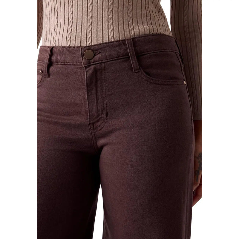 Un jean slim taille haute marron foncé avec des détails de surpiqûres subtils complète la tenue. Guess pantalon palazzo sexy pour femme