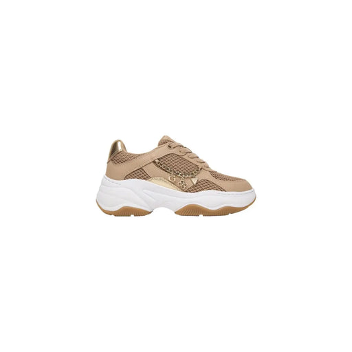 Guess Baskets beiges pour femme, en polyester mélangé avec détails en maille dorée et semelle blanche épaisse.