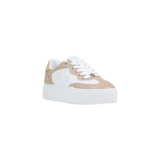Guess Baskets pour femmes beiges à plateforme, à lacets, avec détails en cuir perforé et œillets métalliques