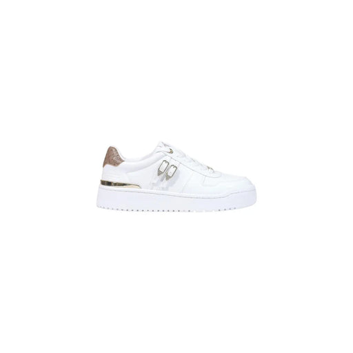 Guess Baskets à plateforme blanches en polyuréthane pour femmes, avec logo argenté métallisé et languette arrière à paillettes or rose (vue arrière)