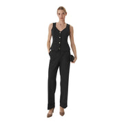 Gilet noir sans manches à boutons, col en V et coupe ajustée, porté avec guess pantalon structuré en crêpe avec ceinture pour femme