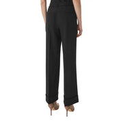 Guess Pantalon noir structuré en crêpe pour femme, jambes larges, coupe ajustée, ourlets roulés et ceinture à la taille.