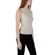 Pull beige sans manches top par Guess Modèle W6GP14 pour femme, avec un motif texturé discret et une encolure ronde.