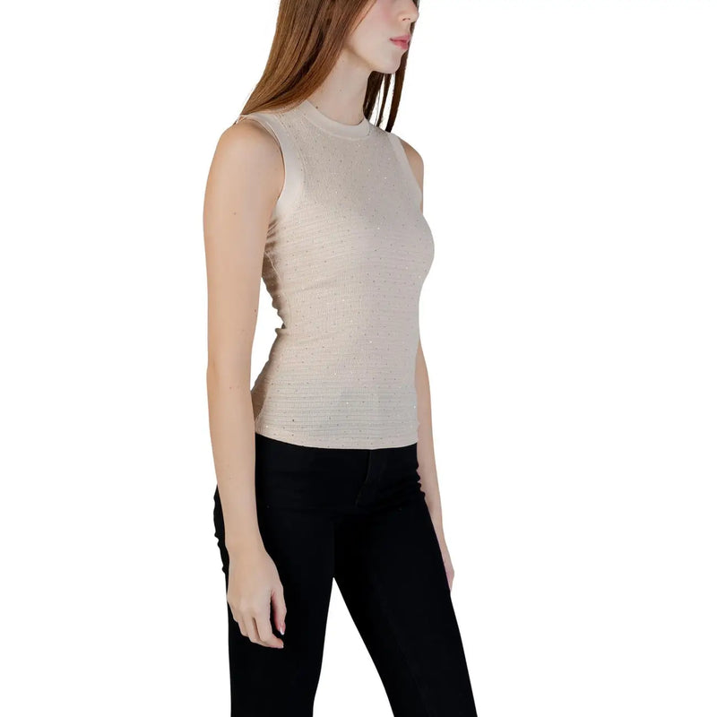 Pull beige sans manches top par Guess Modèle W6GP14 pour femme, avec un motif texturé discret et une encolure ronde.