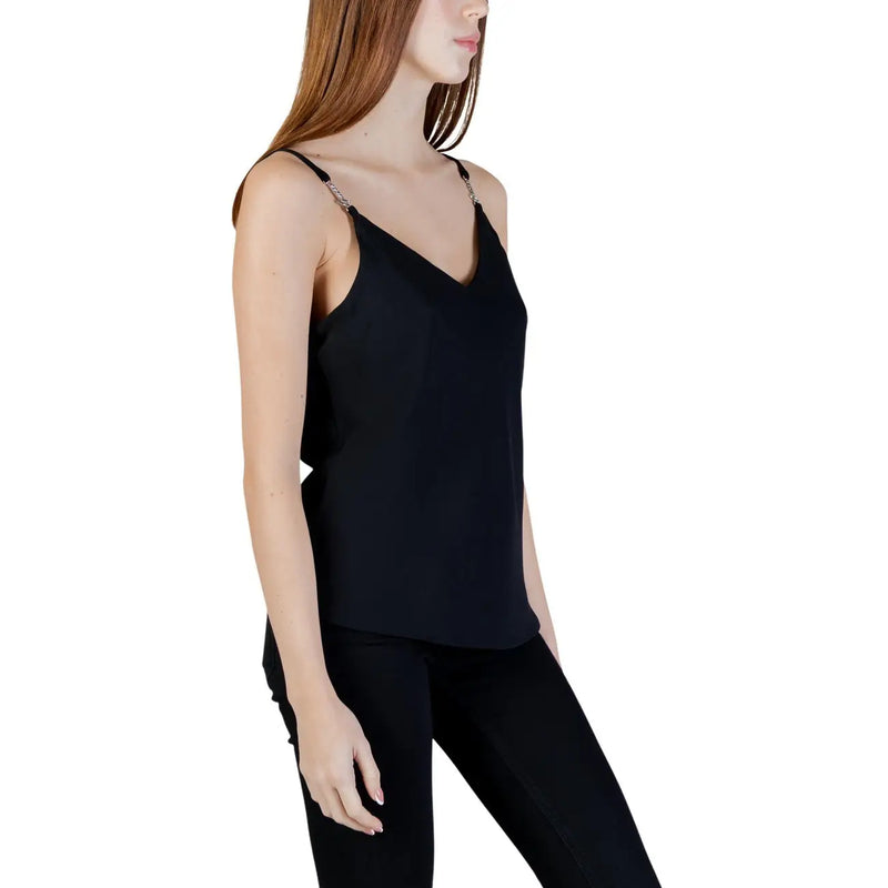 Satin noir Guess femmes tank top avec un col en V et de délicates bretelles en polyester à chaînette pour une tenue élégante