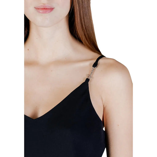 Satin noir Guess femmes tank top avec un détail de breloque en chaîne argentée et des bretelles spaghetti en polyester