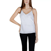 Satin blanc Guess femmes tank top avec de délicates bretelles en chaîne argentée, du tissu en polyester et un décolleté en V noir