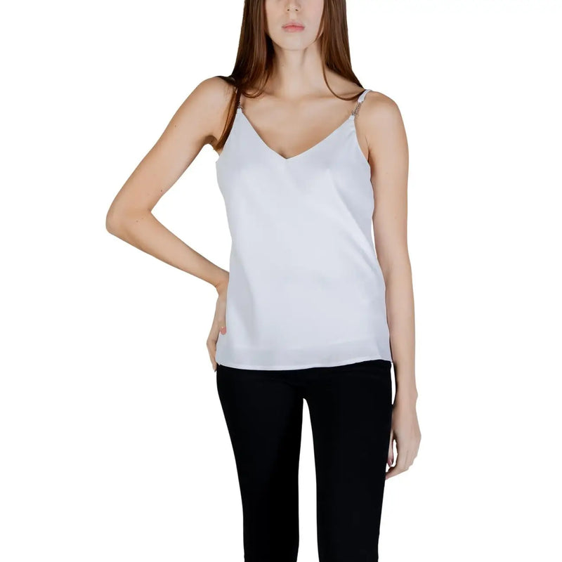 Satin blanc Guess femmes tank top avec de délicates bretelles en chaîne argentée, du tissu en polyester et un décolleté en V noir