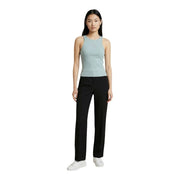 Guess femmes tank top T-shirt vert sans manches à col rond en polyester, d'une élégante couleur bleu clair et orné d'un logo discret sur la poitrine.