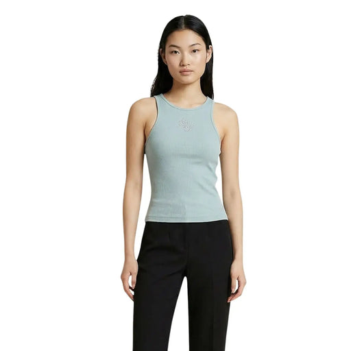 Guess Débardeur en polyester côtelé bleu clair pour femme top avec un modèle sans manches, un col rond et un petit logo brodé sur la poitrine.
