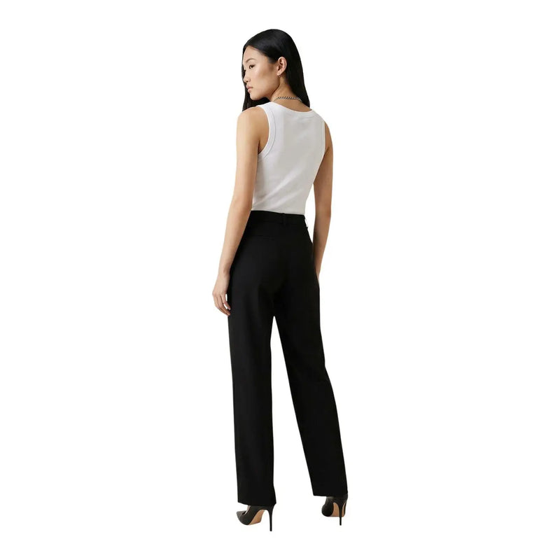 Pantalon noir taille haute à jambes larges associé à guess Débardeur blanc sans manches à col rond en coton pour femme top