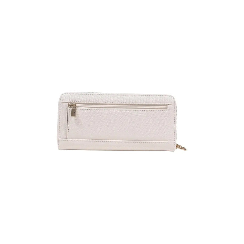 Un blanc cassé élégant Guess Portefeuille femme en polyuréthane gris à fermeture éclair, surface texturée et tirettes métalliques.