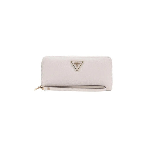 Un blanc élégant Guess Portefeuille pour femme avec surface en polyuréthane texturé et logo triangulaire métallique sur le devant
