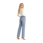 Jean en denim clair délavé, coupe droite et design classique à cinq poches, associé à Guess cardigan blanc en viscose pour femme