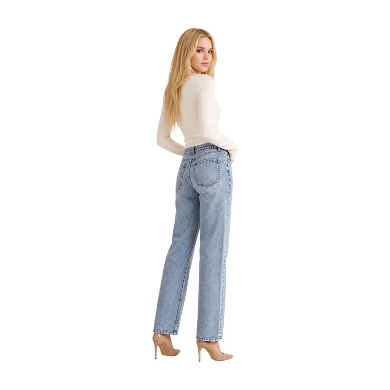 Jean en denim clair délavé, coupe droite et design classique à cinq poches, associé à Guess cardigan blanc en viscose pour femme