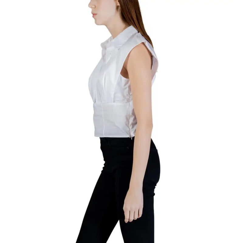 Guess women white cotton sleeveless cropped blouse with structured collar and front zipper detail