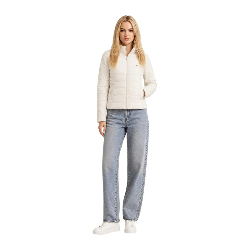Une femme porte un guess Veste blanche épaisse à col roulé pour femme, en polyester matelassé, avec fermeture éclair sur le devant et logo discret