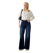 Jean en denim bleu foncé à jambes larges, taille haute et délavage subtil aux cuisses, associé à guess pull en maille blanche pour femme, style chauve-souris, mélange de viscose