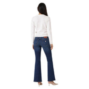 L'arrière d'un jean évasé en denim bleu foncé avec un empiècement en cuir marron et un logo triangulaire blanc est assorti à guess Pull blanc en maille pour femme, mélange de viscose
