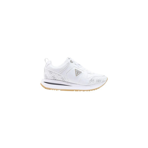 Blanc Guess Baskets pour femmes en polyuréthane écru, ornées d'un motif discret et d'un logo triangulaire argenté sur le côté.
