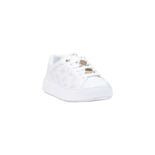 Guess Baskets blanches à plateforme pour femmes, ornées de détails dorés et d'un logo discret en relief, en polyuréthane, modèle à enfiler.