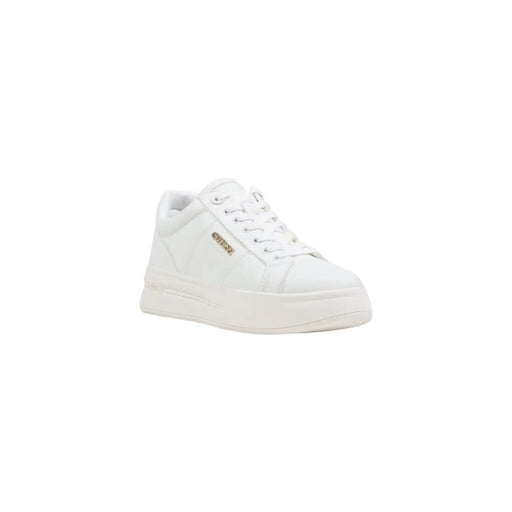 Guess Baskets blanches en cuir pour femme, laçage synthétique, semelle épaisse et logo doré sur le côté.