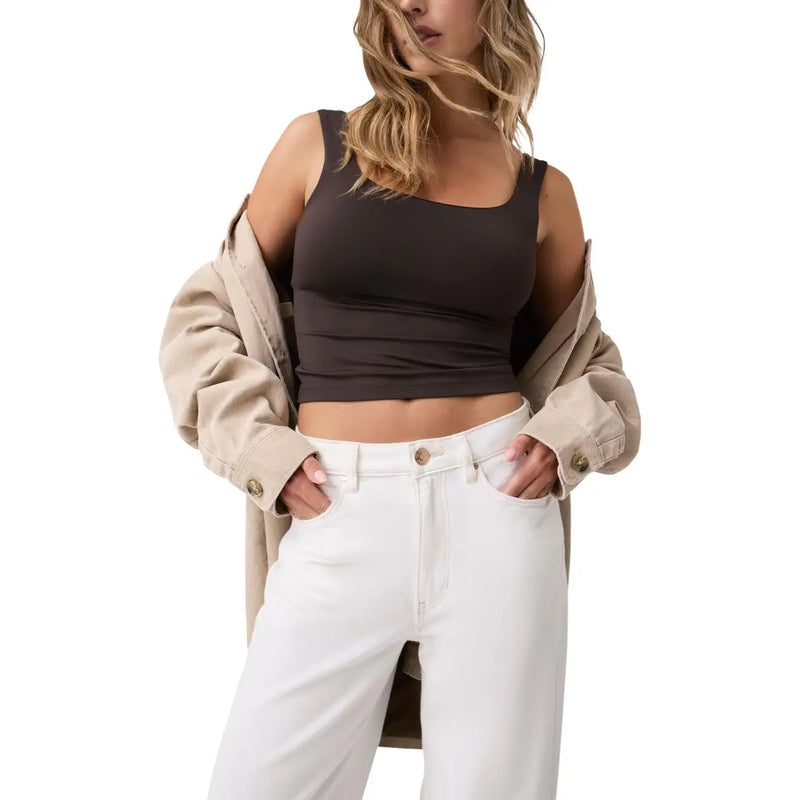 Un débardeur court élégant marron foncé top avec un décolleté carré associé à guess Pantalon large pour femme, longueur cheville, blanc coton lyocell