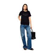Noir guess t-shirt avec le logo est associé à du bleu guess Jean en coton à jambes larges pour femme, vu de dos