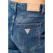 Vue arrière de guess Jean large en coton pour femme, en denim bleu avec empiècement en cuir beige et logo triangulaire rouge