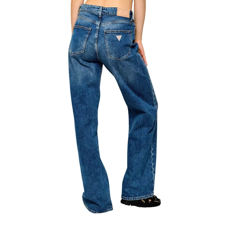 verso de guess Jean large en coton bleu pour femme, avec une coupe classique à cinq poches et un logo sur la poche arrière.