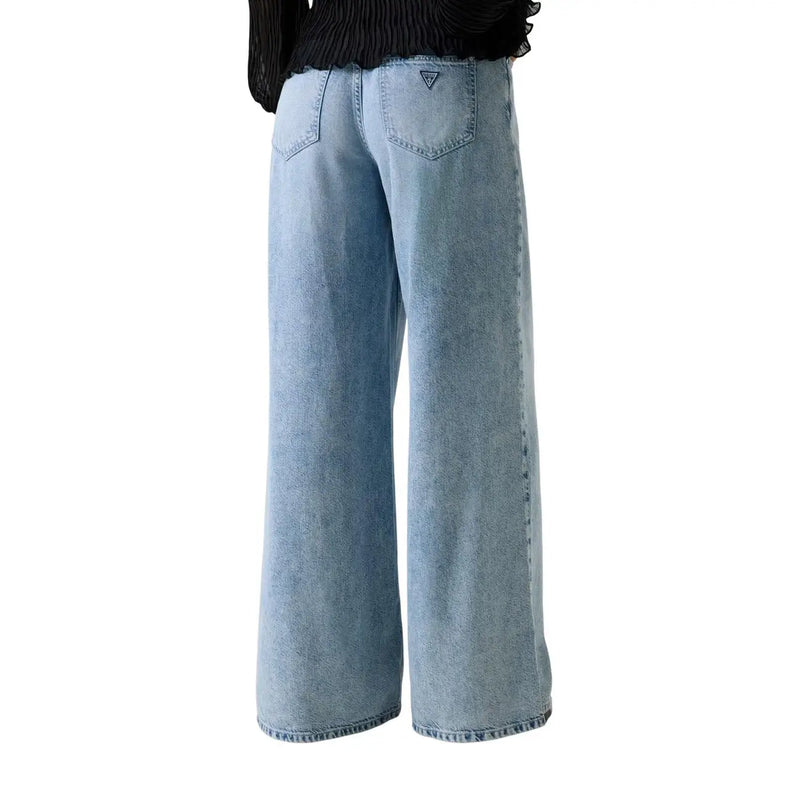 Vue arrière de guess Jean ample et large pour femme, en mélange de lyocell, denim clair à l'aspect délavé et petit logo sur la poche.