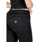 verso de guess Jean noir pour femme avec poches, légèrement usé et orné d'un logo triangulaire brodé.