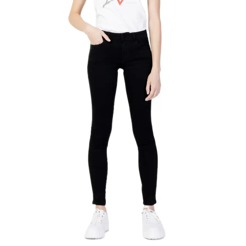 Guess Jean skinny noir pour femme, coupe classique cinq poches et détails de couture discrets.