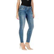 Guess Jean skinny en denim bleu pour femme, délavé, coupe classique cinq poches et effet usé.