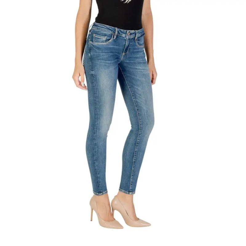 Guess Jean skinny en denim bleu pour femme, délavé, coupe classique cinq poches et effet usé.
