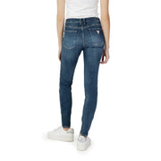vue arrière de guess Jean slim bleu foncé pour femme, effet usé, avec logo rose sur la poche