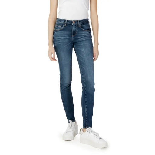 Guess Jean en denim bleu taille haute pour femme, coupe slim, effet usé et détails de délavage subtils