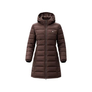 Guess Doudoune longue marron matelassée en polyester pour femme, avec capuche, fermeture éclair sur le devant et poignets élastiques (vue de face).