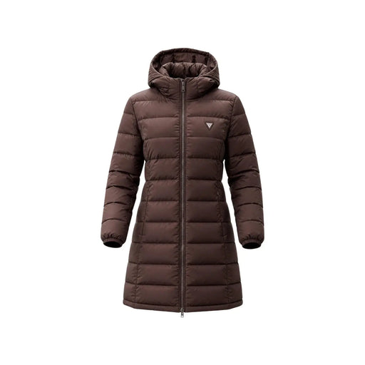 Guess Doudoune longue marron matelassée en polyester pour femme, avec capuche, fermeture éclair sur le devant et poignets élastiques (vue de face).